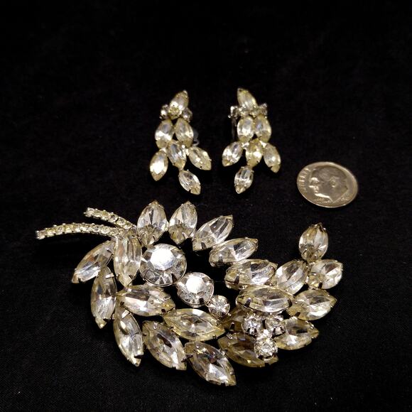 Vintage Clear Rhinestone Floral Brooch Clip Earrings Set, Rhodium Plated, 1960s - Picture 4 of 10